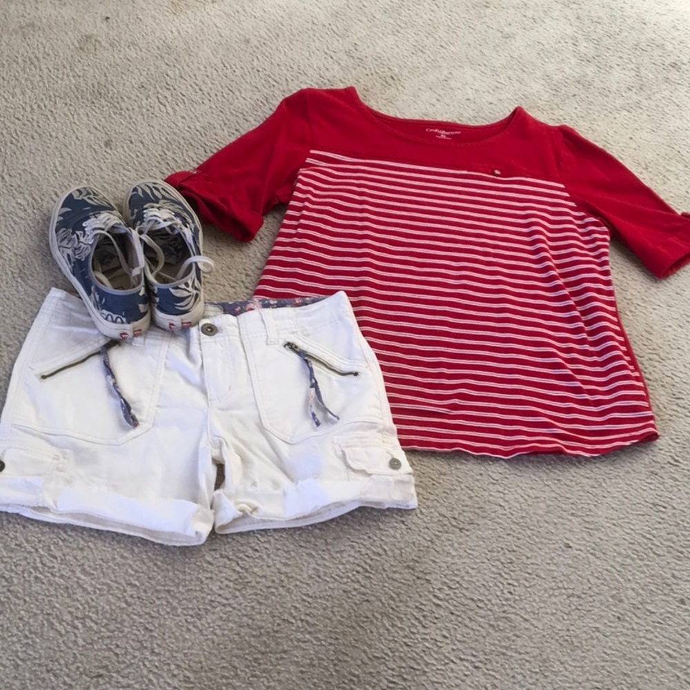 CROFT & BARROW/RED & WHITE STRIPE TEEwBUTTON ACCENT